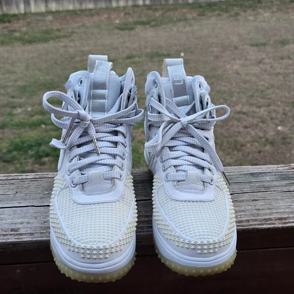 NIKE AIR LUNAR FORCE 1 DUCKBOOT WHITE SZ 6 805899-101.  EUC